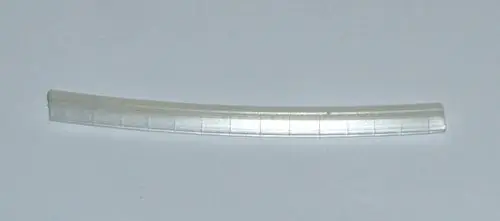 Gummidurchführung von Daikin, gebogene transparente Oberfläche mit feinen Rillen, geeignet für den Einsatz in Heiz- oder Klimaanlagen.
